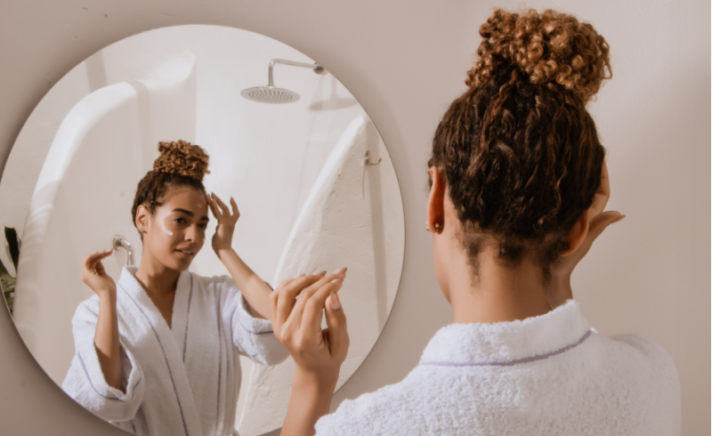 Pelle in autunno: come prendersene cura tra freddo e riscaldamento