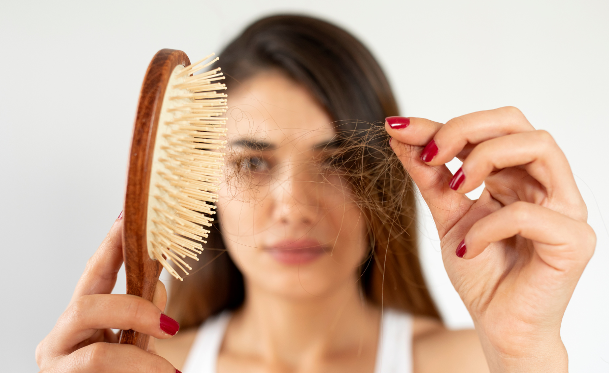 Caduta dei capelli in autunno: perche succede e come affrontarla