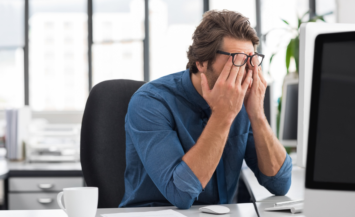 Stress digitale: come l’uso degli schermi influisce sul corpo e sul benessere 