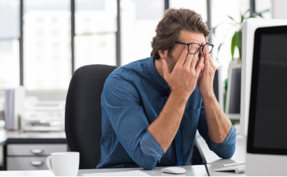Stress digitale: come l’uso degli schermi influisce sul corpo e sul benessere 