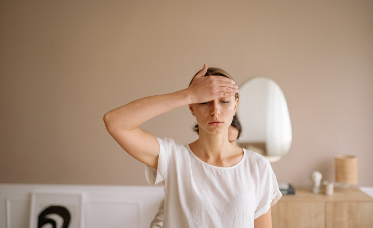 Mal di testa e caldo: cause, segnali e rimedi utili