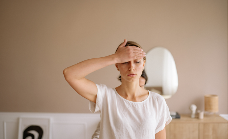 Mal di testa e caldo: cause, segnali e rimedi utili