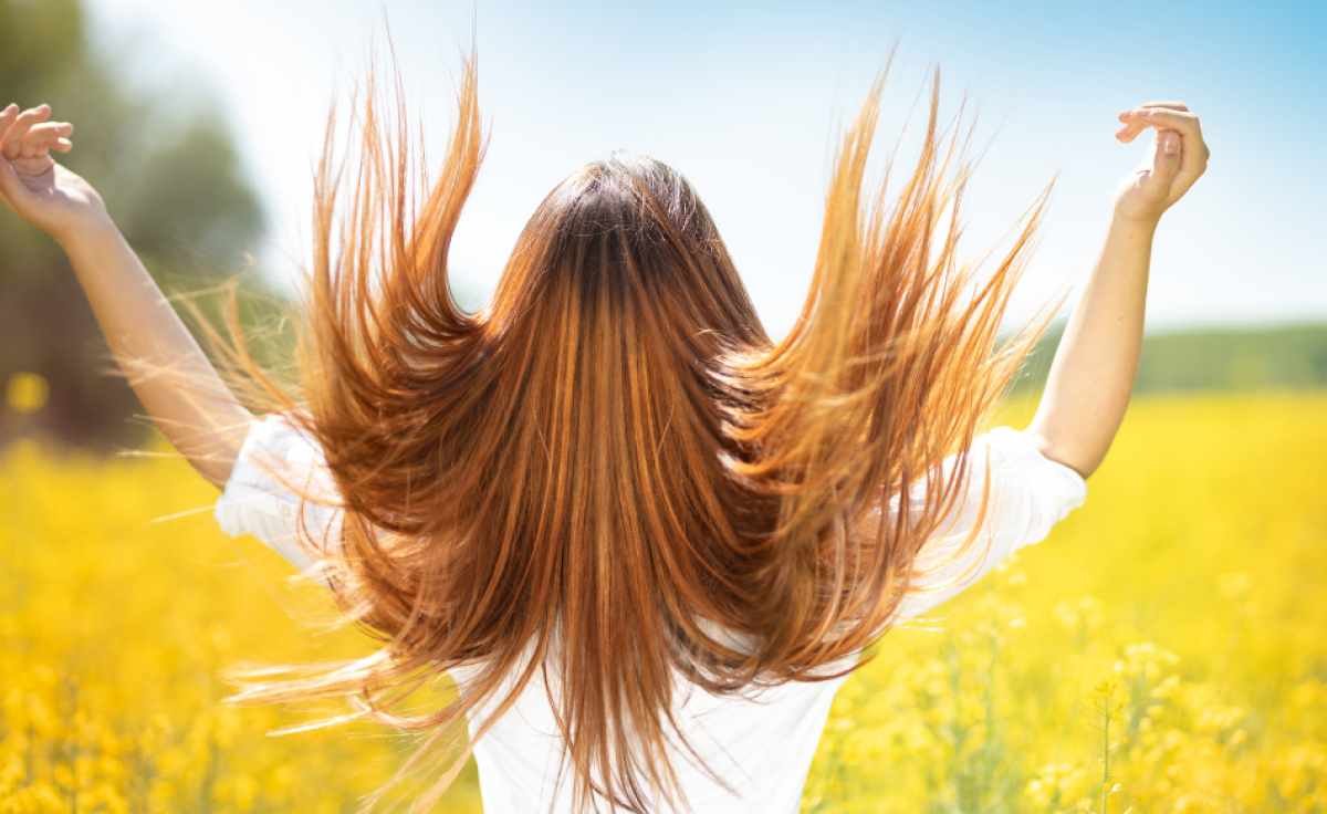 Alimenti e integratori per migliorare la salute dei capelli in estate