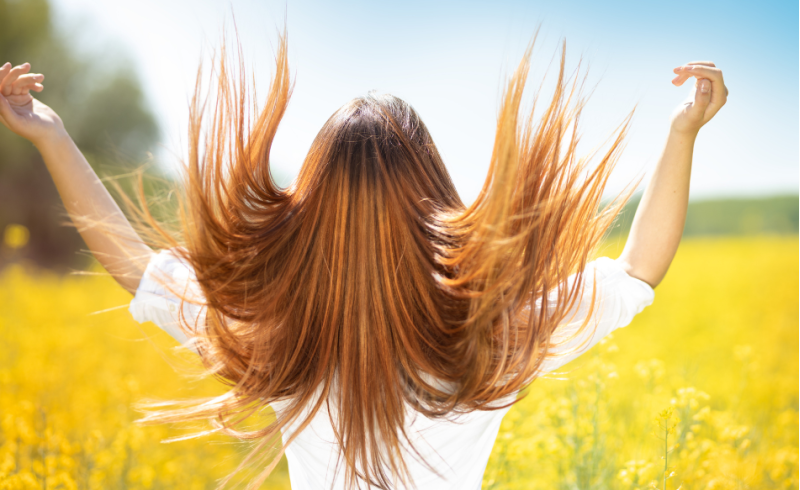 Alimenti e integratori per migliorare la salute dei capelli in estate